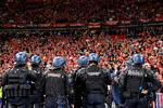 Der var masser af politi til Champions League-finalen i 2022, men ifølge en evaluering bidrog betjentene til farlige situationer, der nær havde kostet Liverpool-fans livet.    Foto: Anke Waelischmiller/Sven Simon/Ritzau Scanpix