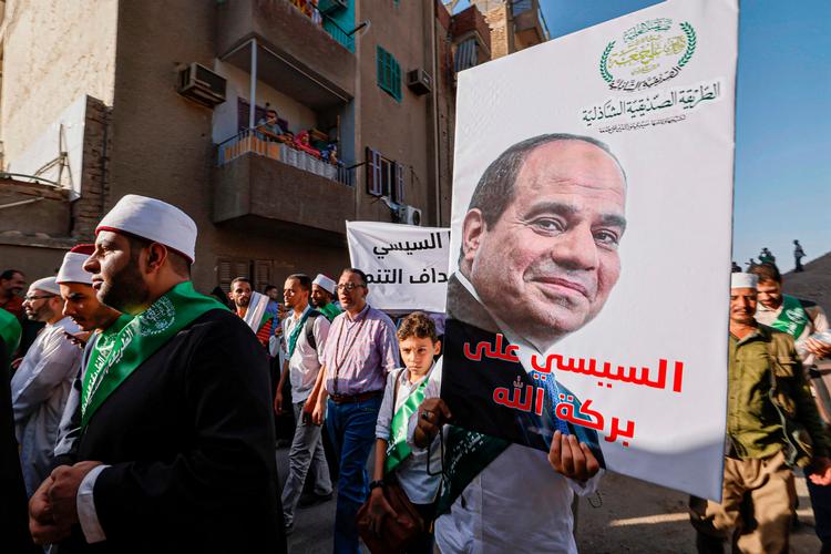 Egyptere fejrer profeten Muhammeds fødselsdag og hylder i samme ombæring deres magtfulde leder, præsident Sisi, som ventes at opstille ved – og vinde – sit tredje valg i december. Foto: Khaled Desouki/Ritzau Scanpix
