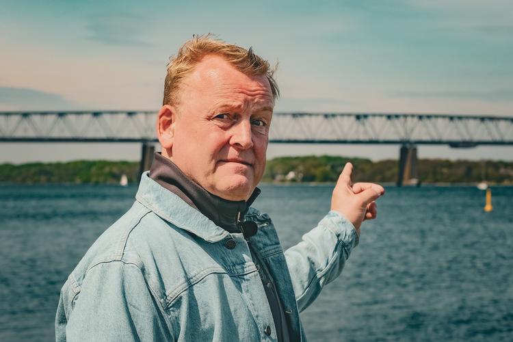 Lykkes det komikeren Jan Gintberg at bygge bro over den generationskløft, der efter sigende bliver dybere og dybere?  Foto: Jens Thorborg