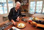 Jacques Pépin emigrerede fra Frankrig til USA i 1959 og blev her snart en institution som fjernsynskok.  På YouTube viser han i små, korte videoer, hvordan man laver mad - blandt andet en omelet. Foto: Steven Senne/Ritzau Scanpix