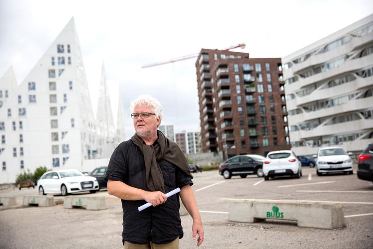 Knud Fladeland på Aarhus Ø, som han i sin tid tegnede helhedsplanen til. Projektet endte ikke, som han havde håbet.  Foto: Andreas Haubjerg