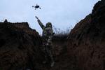 En ukrainsk soldat sender en drone i luften. Arkivfoto. Foto: Leah Millis/Ritzau Scanpix