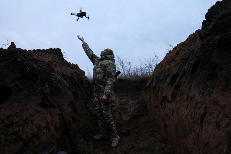 En ukrainsk soldat sender en drone i luften. Arkivfoto. Foto: Leah Millis/Ritzau Scanpix
