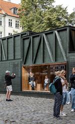 Dagslyspavillonen på Gråbrødretorv er indadvendt i sit sigte og forekommer derfor med kun et synligt vindue udadtil som noget formummet midt på en central plads.  Foto: Laura Stamer