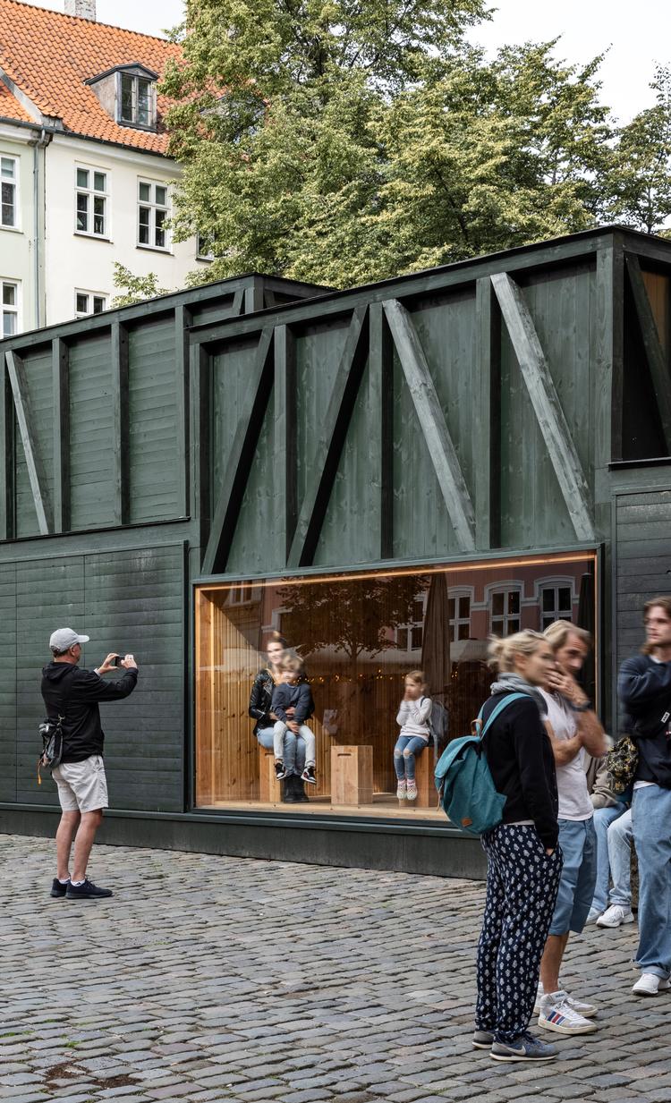 Dagslyspavillonen på Gråbrødretorv er indadvendt i sit sigte og forekommer derfor med kun et synligt vindue udadtil som noget formummet midt på en central plads.  Foto: Laura Stamer