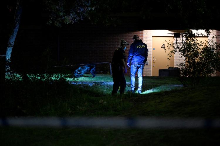 Politiet undersøger hændelsesstedet, hvor en ung mand er blevet skuddræbt i det sydlige Stockholm. Foto: Tt News Agency/Ritzau Scanpix