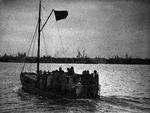 Omkring 7.000 danske jøder blev reddet i oktober 1943, da den tyske besættelsesmagt ville arrestere dem. De danske jøder flygtede i alt overvejende grad til Sverige, langt de fleste med fiskerbåde sådan som den afbillede. Det er dog tvivl om billedets ægthed, men at de fleste danske jøder blev fragtet over på fiskerbåde er givet. Foto: Erik Petersen