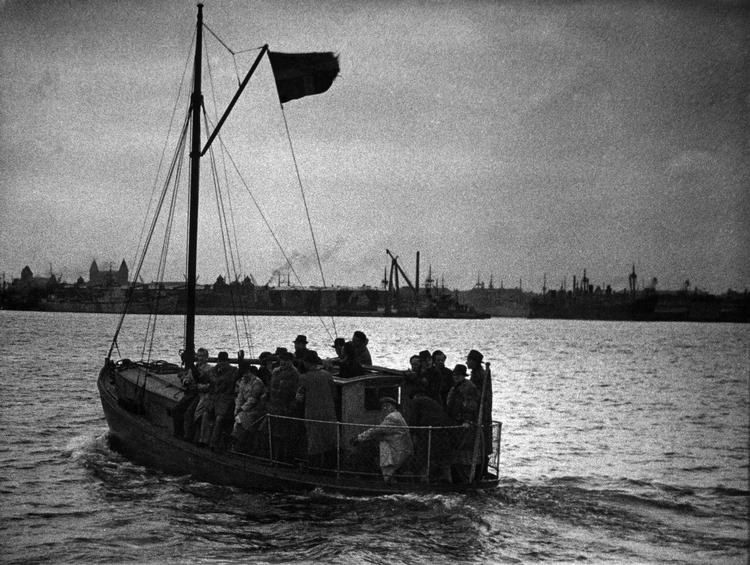 Omkring 7.000 danske jøder blev reddet i oktober 1943, da den tyske besættelsesmagt ville arrestere dem. De danske jøder flygtede i alt overvejende grad til Sverige, langt de fleste med fiskerbåde sådan som den afbillede. Det er dog tvivl om billedets ægthed, men at de fleste danske jøder blev fragtet over på fiskerbåde er givet. Foto: Erik Petersen