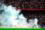 Ajax-tilhængernes utilfredshed med klubbens resultater kogede over, da Feyenoord forleden bragte sig foran 3-0 mod Ajax. I 56. minut måtte kampens fløjtes af. Foto: Olaf Kraak/Ritzau Scanpix