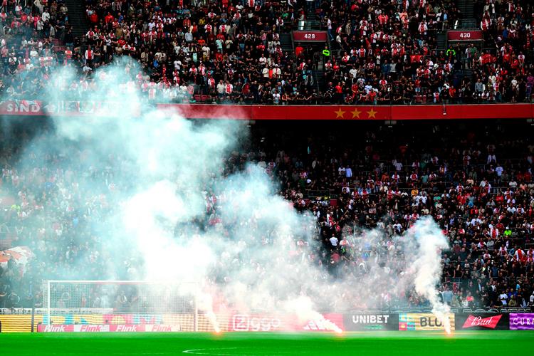 Ajax-tilhængernes utilfredshed med klubbens resultater kogede over, da Feyenoord forleden bragte sig foran 3-0 mod Ajax. I 56. minut måtte kampens fløjtes af. Foto: Olaf Kraak/Ritzau Scanpix