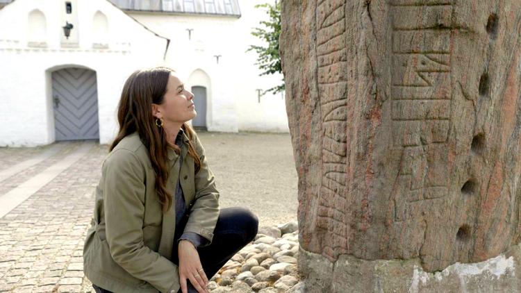 DR's historieekspert Cecilie Nielsen er vært i programmerne om dronning Thyra Danebod, der øjensynligt var en hel del mægtigere, end man hidtil har antaget. Og formentlig kom fra en finere familie end sin gemal, Gorm den Gamle.  Foto: Philip Engsig