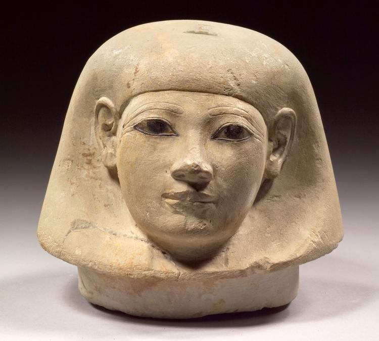 En af de egyptiske faraoer blev ammet op af adelskvinden Senetnay, og hun blev balsameret og mumificeret for 3.500 år siden. Nu har forskerne ud af krukken (hvis låg ses her) identificeret ingredienserne i balsameringsvæskerne og genskabt den.   Foto: Museum August Kestner, Christian Tepper