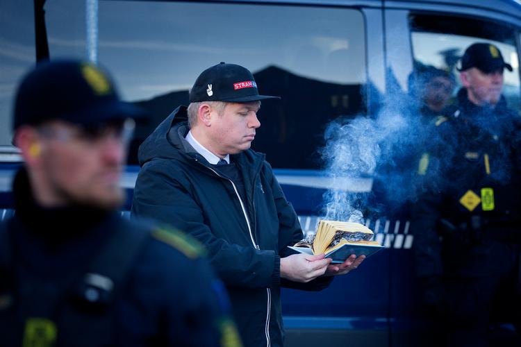 Det er koranafbrændinger som denne, regeringen vil forhindre med sit lovforslag. Men placeringen af lovforslaget i straffelovens kapitel 12 møder nu kritik fra flere kanter.  Foto: Finn Frandsen