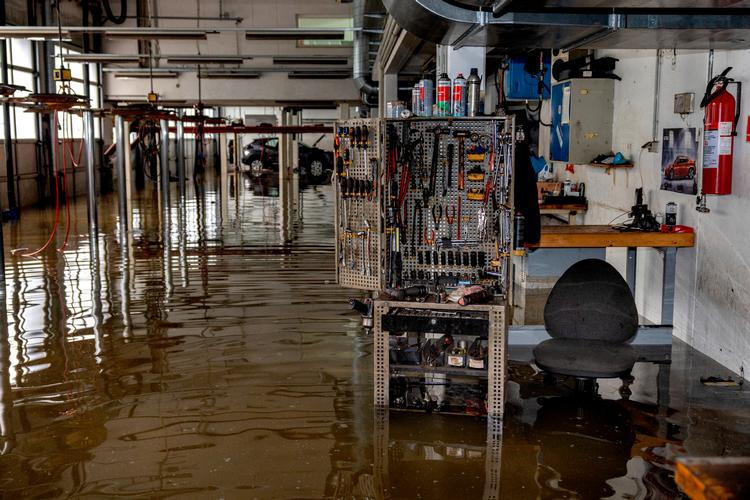 Store mængder regn gav oversvømmelser mange steder i landet denne sommer. Her hos en bilforhandler i Helsingør, hvis underetage med kontor, lager og værksted blev oversvømmet. Det har givet travlhed hos forsikringsselskaberne. Foto: Jacob Ehrbahn