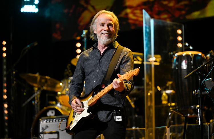 Jackson Browne spiller stadig ofte live. Her ses han sidste år ved en velgørenhedskoncert i New York til fordel for organisationen God's Love We Deliver, der laver og uddeler mad til alvorligt syge mennesker.  Foto: Evan Agostini/Ritzau Scanpix