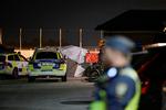 Svensk politi efterforsker her skuddrabet onsdag 27. september på en ung mand i det sydlige Stockholm. 11 personer i Sverige er blevet skuddræbt denne måned, hvilket gør september til den måned med flest skuddræbte i de seneste fire år.   Foto: Tt News Agency/Ritzau Scanpix