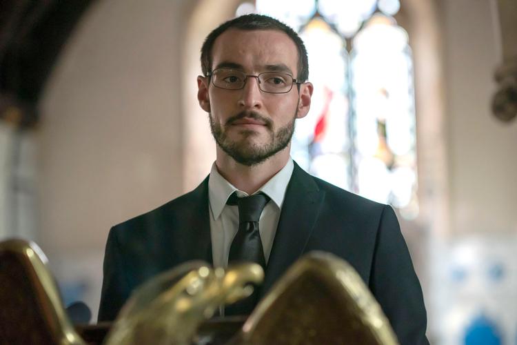 Teologi-studerende, men med en kulsort side. Sådan er den unge Ben Field i serien 'Det sjette bud'. 