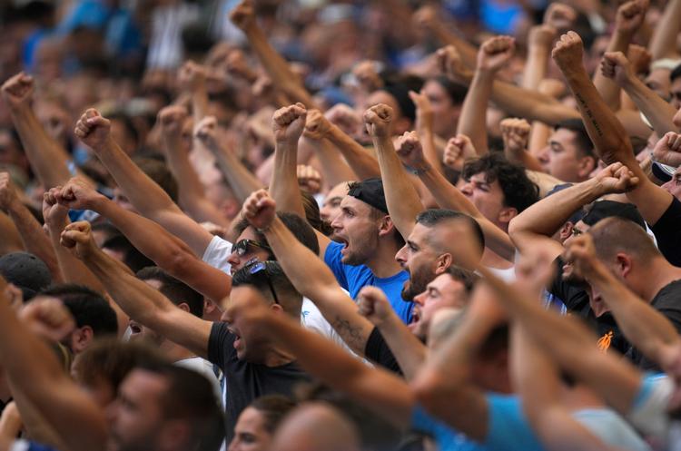 Olympique de Marseilles fans har tvunget træneren og flere fra klubbens ledelse til at gå af. I den sydfranske by er fodbold ikke bare en sport, men nærmest en religion.  Foto: Daniel Cole/Ritzau Scanpix