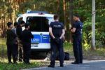 Tysk politi er begyndt at patruljere hyppigt langs den tysk-polske grænse, efter der er kommet større migranttrafik over grænsen. Her tilbageholder politiet migranter nær byen Klinge i forbindelse med en patruljering.  Foto: Lisi Niesner/Ritzau Scanpix