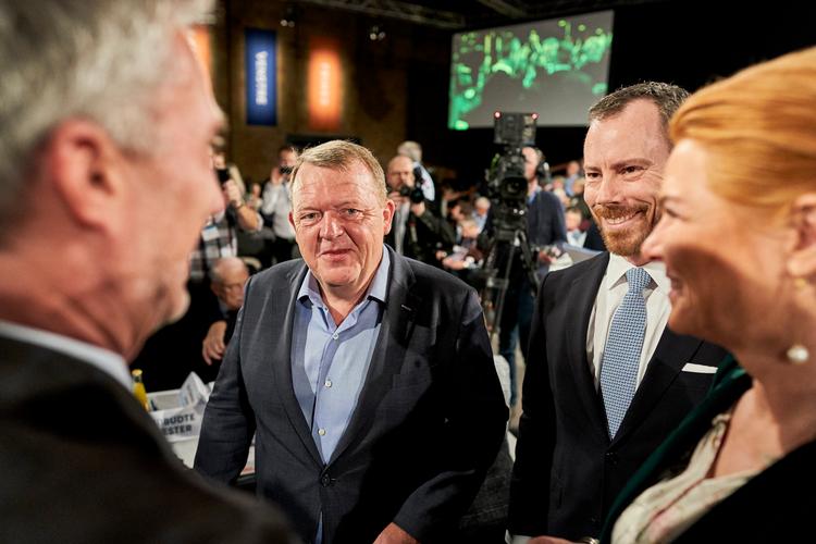  Det er ikke nemt at være Venstre. Inger Støjberg står klar til at tage imod de utilfredse landbrugsvælgere, mens Lars Løkke allerede har besat den plads, som det moderne storby-Venstre skulle indtage. Billedet er fra  Venstres Landsmøde 2019 i Herning Kongrescenter.    Foto: Claus Bonnerup