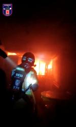 Brandfolk arbejder på at kontrolerer branden inde i natklubben. 
 Foto: Murcia Firefighters/Ritzau Scanpix