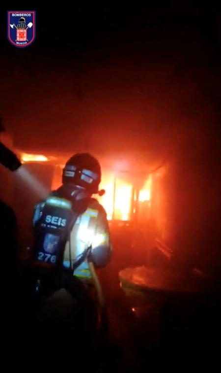 Brandfolk arbejder på at kontrolerer branden inde i natklubben. 
 Foto: Murcia Firefighters/Ritzau Scanpix