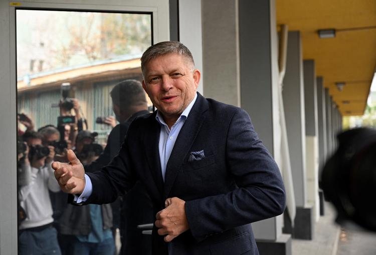 Robert Fico er efter lørdagens valg i Slovakiet favorit til at blive ny premierminister. Det vil i så fald være tredje gang, han får posten. Foto: Radovan Stoklasa/Ritzau Scanpix