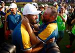  Shane Lowry og Jon Rahm fejrer den europæiske sejr over USA, som var den 12. siden 1979, da Storbritannien og Irland blev forstærket med spillere fra kontinentet. Foto: Guglielmo Mangiapane/Ritzau Scanpix
