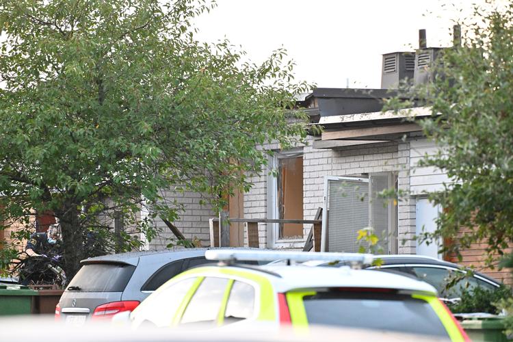 Et rækkehus i Huddinge nær Stockholm blev mandag morgen udsat for en eksplosion. Det var den anden af slagsen inden for få timer. Det skete også i Hässelby, som ligeledes er en forstad til Stockholm. Foto: 10060 Henrik Montgomery/Ritzau Scanpix