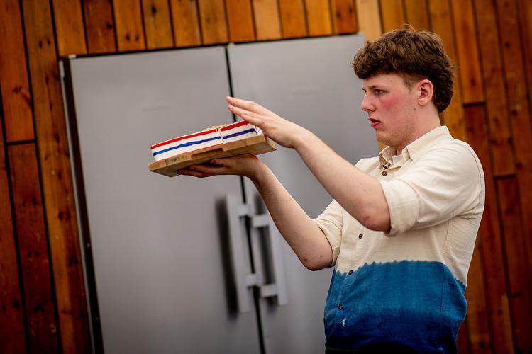 Anton glæder i dagligdagen bofællerne på kollegiet med bagværk. Nu deltager den 20-årige teologistuderende i 'Den store bagedyst'.  Foto: DR / Carsten Mol