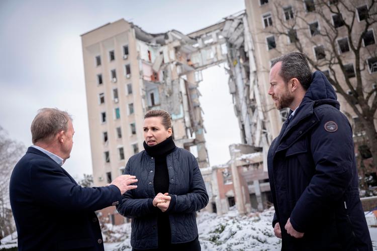 Statsminister Mette Frederiksen (S), vicestatsminister og daværende forsvarsminister Jakob Ellemann-Jensen (V) (til højre) og udenrigsminister Lars Løkke Rasmussen (M) besøgte i januar Mykolajiv i Ukraine, hvor Danmark fremover kommer til at have et ambassadekontor. Foto: Mads Nissen