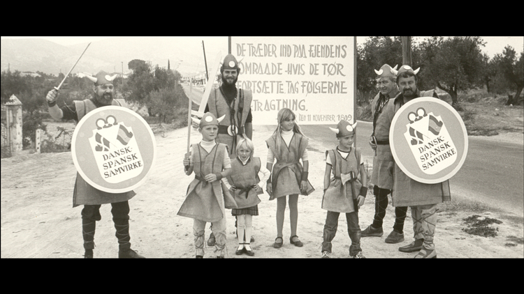 Der var sat advarende skilte op, da busserne med danske vikinger kørte ind i Huéscar 11. november 1981 til den fredelige slutning på 'krigen', der havde varet i 172 år. Skiltene var ment som en spøg fra de spanske værter. Foto: Foto fra filmen