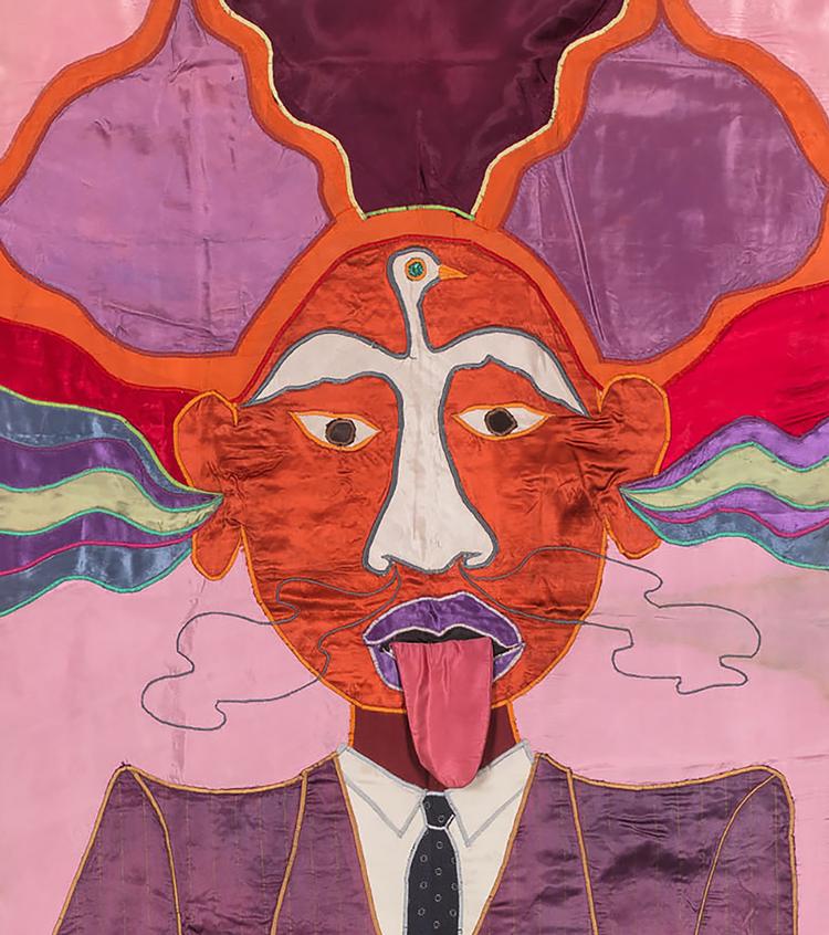 Er det en politiker med jakkesæt på, røg ud af næsen og regnbuer ud af ørerne? Ansigtet er en fredsdue i Moki Cherrys farverige billedtæppe fra 1981. Foto: Prallan Allsten/Moderna Museet 