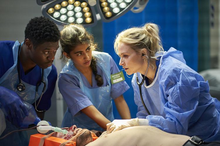 Niam Alghar spiller den dygtige unge læge, der fanges i et spin af interesser, da en narkoman omkommer som følge af fejlkommunikation på skadestuen.  Foto: ITV