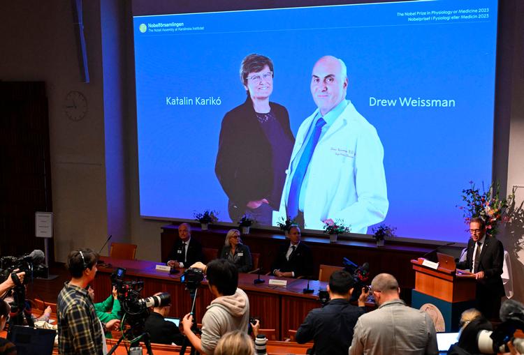 Katalin Kariko (tv.) og Drew Weissman modtager nobelprisen i medicin for deres bidrag til udviklingen af coronavaccinen. Foto: Jonathan Nackstrand/Ritzau Scanpix