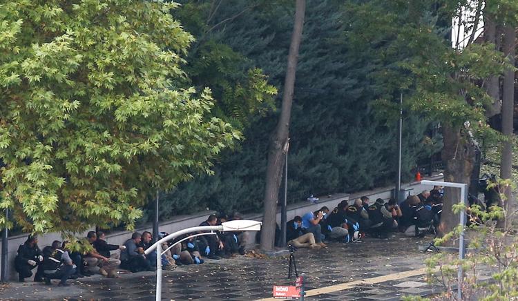 Tyrkiske politifolk søger dækning, mens en ueksploderet bombe bliver detoneret foran Indenrigsministeriets bygning i Ankara.  Foto: Cagla Gurdogan/Ritzau Scanpix