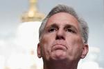 Kevin McCarthy blev tidligere på året med nød og næppe valgt til formand for Repræsentanternes Hus, og han er upopulær blandt sine republikanske partifæller. Alligevel vendte han dem ryggen, da der i weekenden blev vedtaget et midlertidig budget. Foto: Ken Cedeno/Ritzau Scanpix