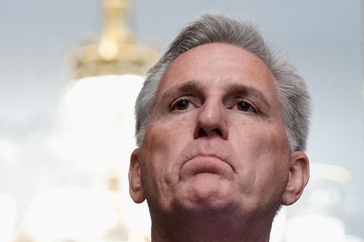 Kevin McCarthy blev tidligere på året med nød og næppe valgt til formand for Repræsentanternes Hus, og han er upopulær blandt sine republikanske partifæller. Alligevel vendte han dem ryggen, da der i weekenden blev vedtaget et midlertidig budget. Foto: Ken Cedeno/Ritzau Scanpix