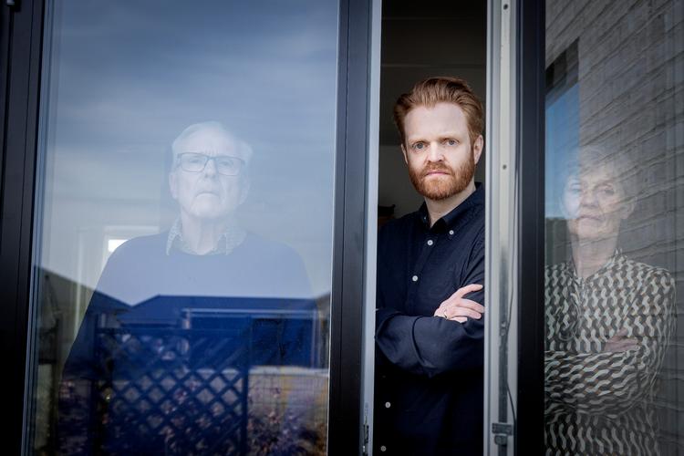 I sin dokumentarfilm 'Mr. Graversen' fortæller instruktør Michael Graversen (i midten) og hans forældre, om sygdom og om de traumer, de ikke har sat ord på før nu.  Arkivfoto Mads Nissen