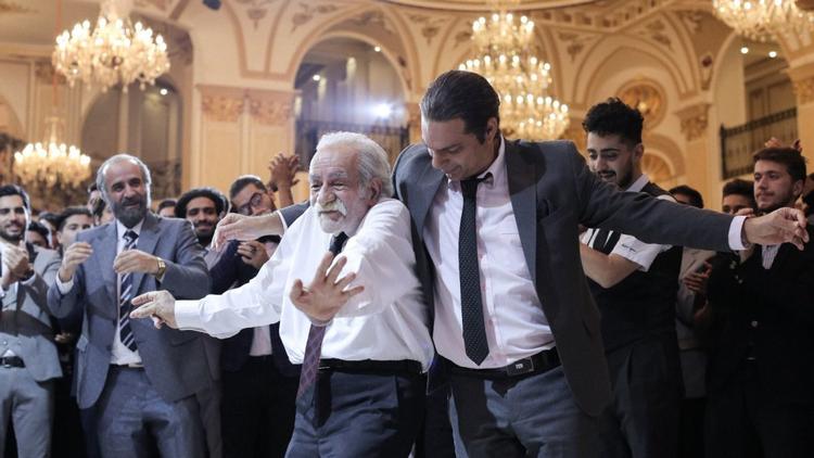 Saeed Porsamini (tv) er helt formidabel som familiens lurvede overhoved Esmail i en scene, hvor tingene en kort overgang ser ud til at flaske sig for hans drømme om at blive respekteret i lokalsamfundet. Foto: Det Danske Filminstitut/Det Danske Filminstitut