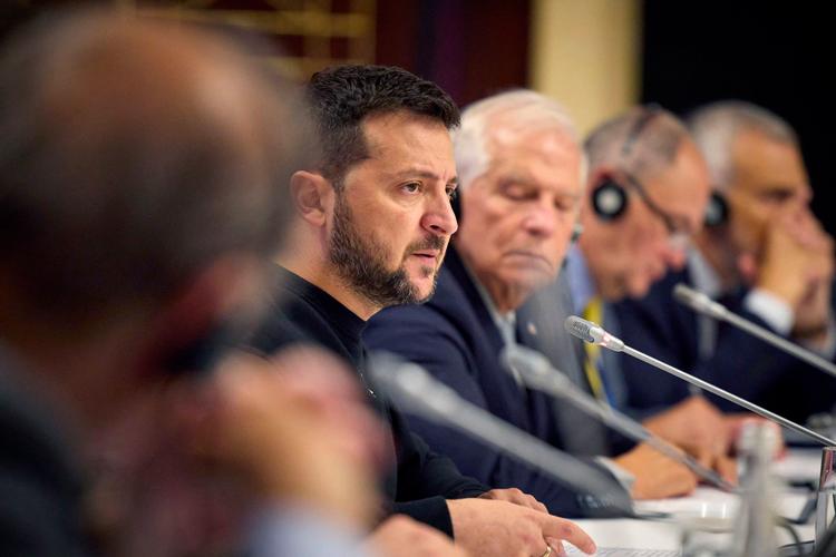 Ukraines præsident, Volodymyr Zelenskyj, under dagens møde med de 27 udenrigsministre fra EU.  Foto: Handout/Ritzau Scanpix