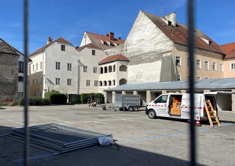 Håndværkere arbejder på bagsiden af huset, hvor Adolf Hitler blev født.  Foto: Ayhan Uyanik/Ritzau Scanpix