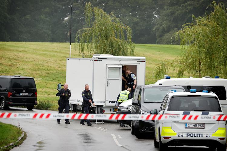 Politiet fotograferet tidligere mandag under efterforskningen af et overfald på Pilesvinget i Brønshøj, som nu har kostet en 21-årig mand livet.  Foto: Jens Dresling