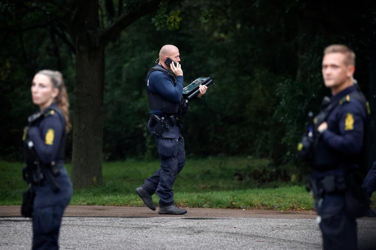 Politiet var mandag i sving på Pilesvinget i Brønshøj. Nu lader det til, at gerningsstedet var i Hvidovre. Foto: Jens Dresling