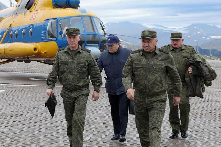 Den russiske forsvarsminister Sergej Shojgu tilså militæranlæggene på Novaja Semlja i midten af august. Foto: Russian Defence Ministry/Ritzau Scanpix