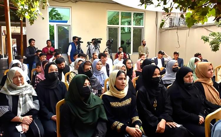 Centeret tilbyder blandt andet undervisning i engelsk, arabisk, tyrkisk og tysk for kvinder og piger. Alle centerets medarbejdere er også kvinder. 