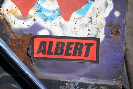 Stifterne bag skaterbrandet Alis ragede sidste år uklar, hvilket førte til at mange skatere boykottede Alis-logoet og udskiftede det med Albert. Klistermærket ses særligt omkring Christiania og Christianshavn.   Foto: Jens Dresling