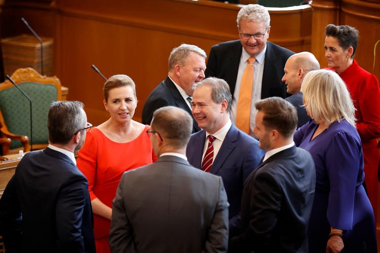 Fra talerstolen indledte statsminister Mette Frederiksen (S) sin tale med at fortælle, at hvis hun ikke var blevet statsminister, så ville hun have været lærer.  Foto: Jens Dresling