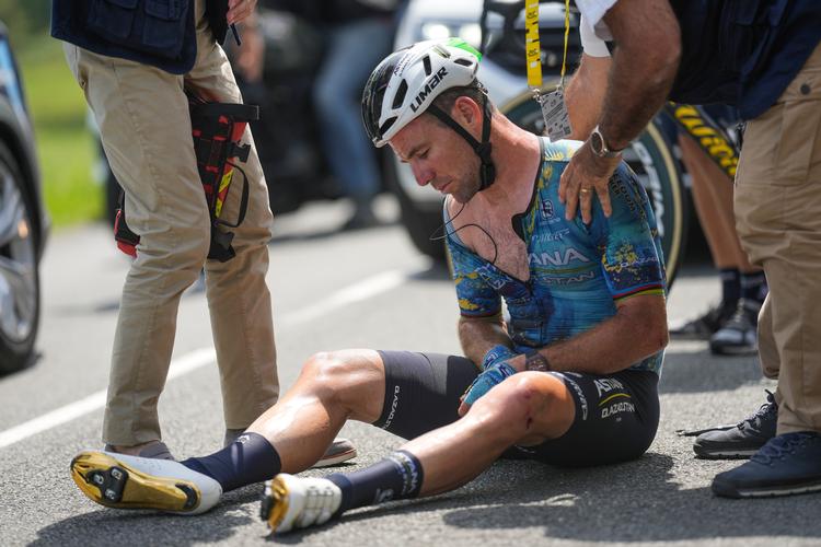 2023-udgaven af Tour de France endte i asfalten for sprinteren Mark Cavendish. Briten havde annonceret, at han ville stoppe karrieren, men nu tager han et år mere. Foto: Thibault Camus/Ritzau Scanpix
