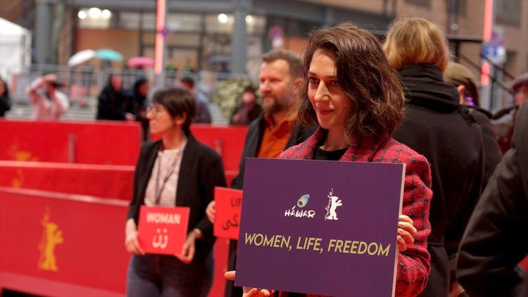 Især kvinder holdes nede med hård hånd af det iranske præstestyre. Men med års mellemrum får befolkningen nok og går på gaden. Foto: Autlook